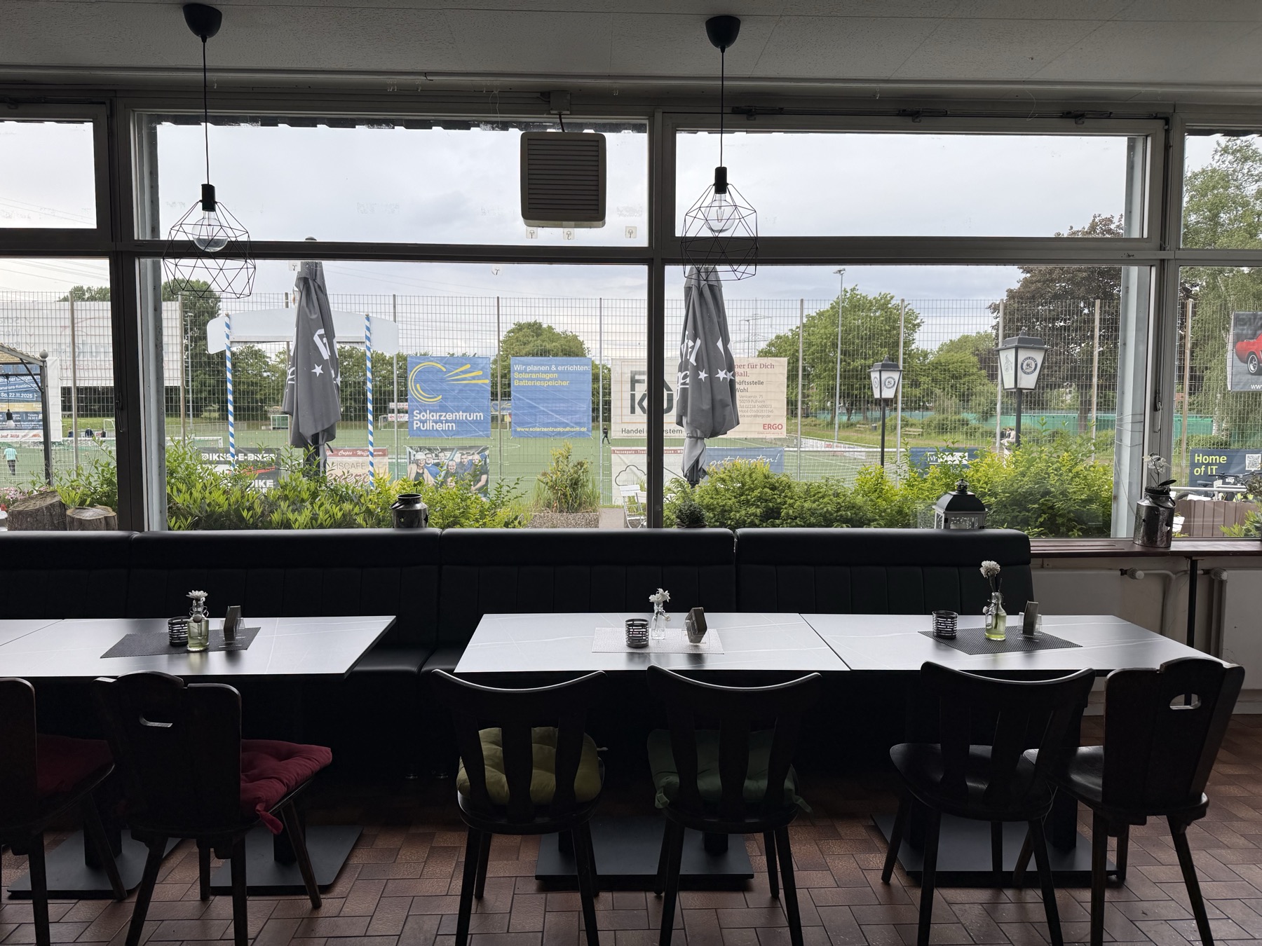 Innenbereich der Fairplay Gastronomie mit Blick zur Terrasse und zum Sportplatz